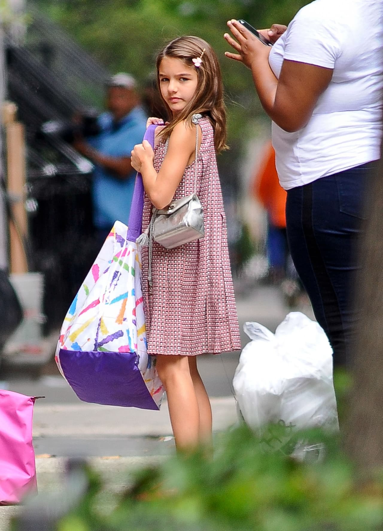 ¿Qué podría guardar en su bolso? Tal vez un poco de crema para labios, colores, lápices y pinceles.