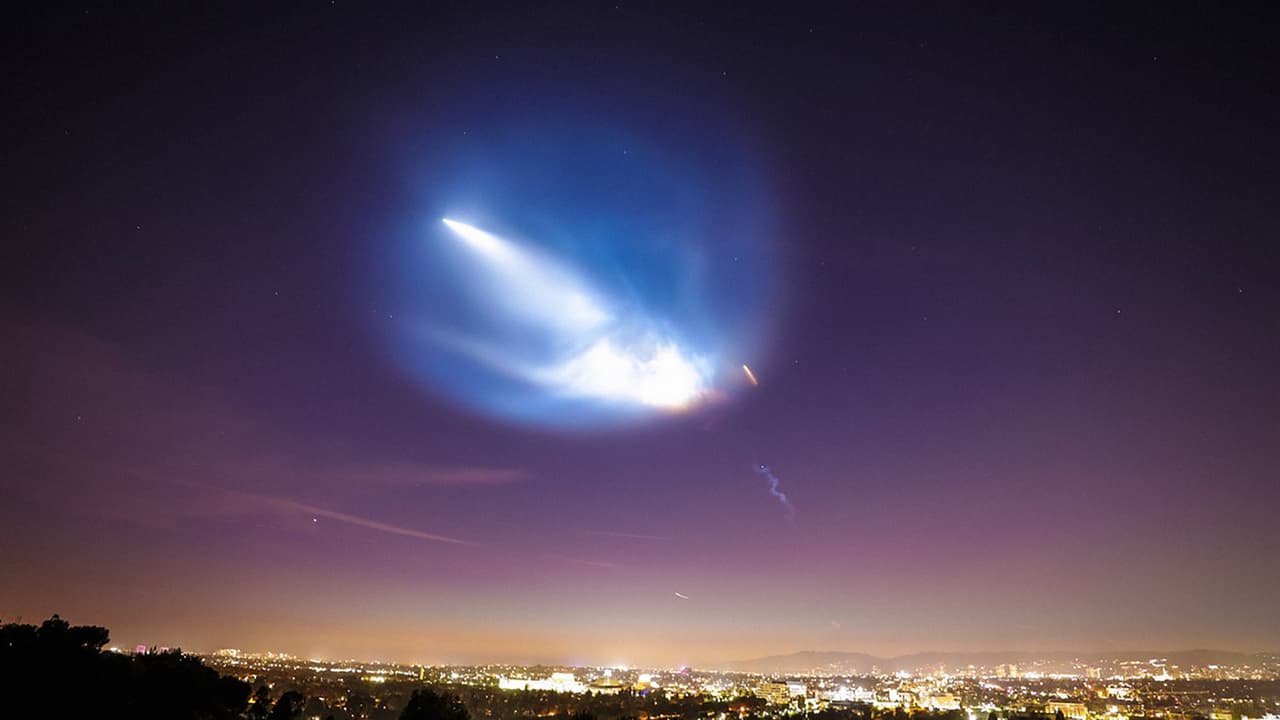El lanzamiento del Falcon 9 de SpaceX sorprendió a los californianos la noche del domingo. Algunos publicaron videos y fotos de los cielos iluminados por el cohete después del exitoso despegue. Uno de ellos fue
<a href="https://twitter.com/MayorOfLA/status/1049130577658404864">el alcalde de Los Ángeles, Eric Garcetti.</a>