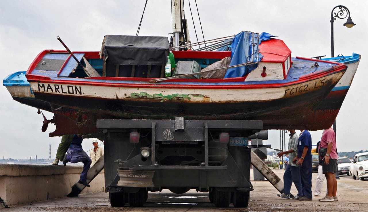 Wilma fue el cuarto huracán de categoría 5 de la temporada de 2005, a finales del mes de octubre. A él se le atribuyen 23 muertos: 12 en Haití, 5 en Florida, 4 en Mexico, uno en Jamaica y otro más en Bahamas. Además, tuvo efectos devastadores en la península de Yucatán y produjo grandes daños en el sur de Florida. En la imagen, unos pescadores cubanos tratan de resguardar su barca ante la llegada del huracán.