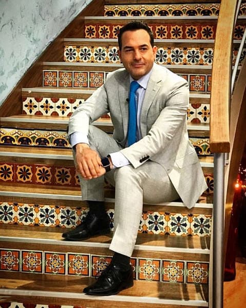 Por eso es uno de los presentadores más populares de Univision, siempre tiene proyectos al aire.