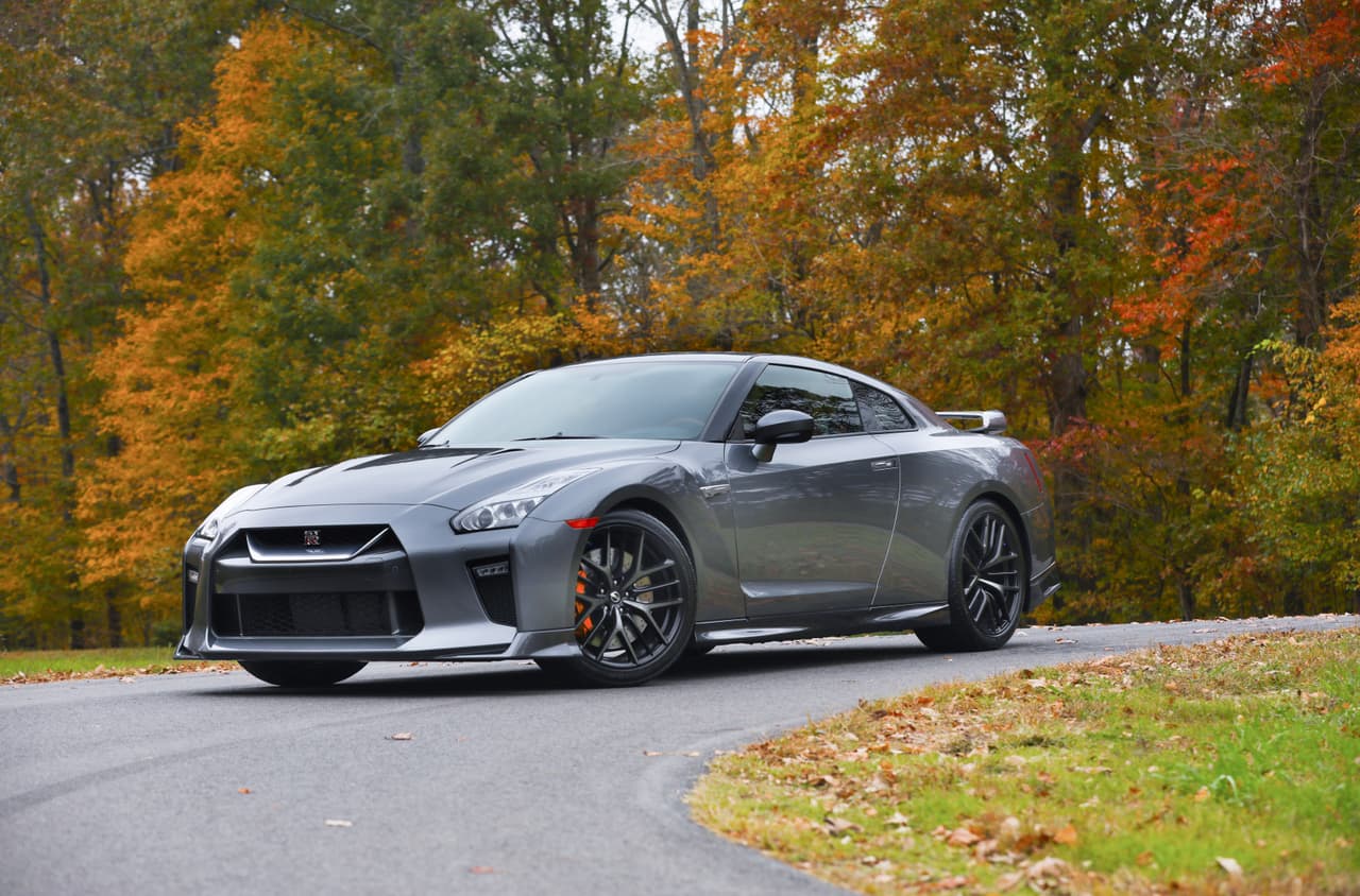 <b>Nissan GT-R 2018 </b>
<br>
<b>Precio a partir de: 99,900 dólares</b>
<br>El deportivo de Nissan es parte de este conteo por tener buenas dimensiones interiores para el conductor. Pero antes un repaso a sus prestaciones mecánicas, a cargo de un motor V6 de 3.8 litros, 565 hp @ 6,800 rpm y 467 lb-pie de torque a partir de las 3,300 rpm. El paquete lo complementa una transmisión de doble clutch de seis velocidades.