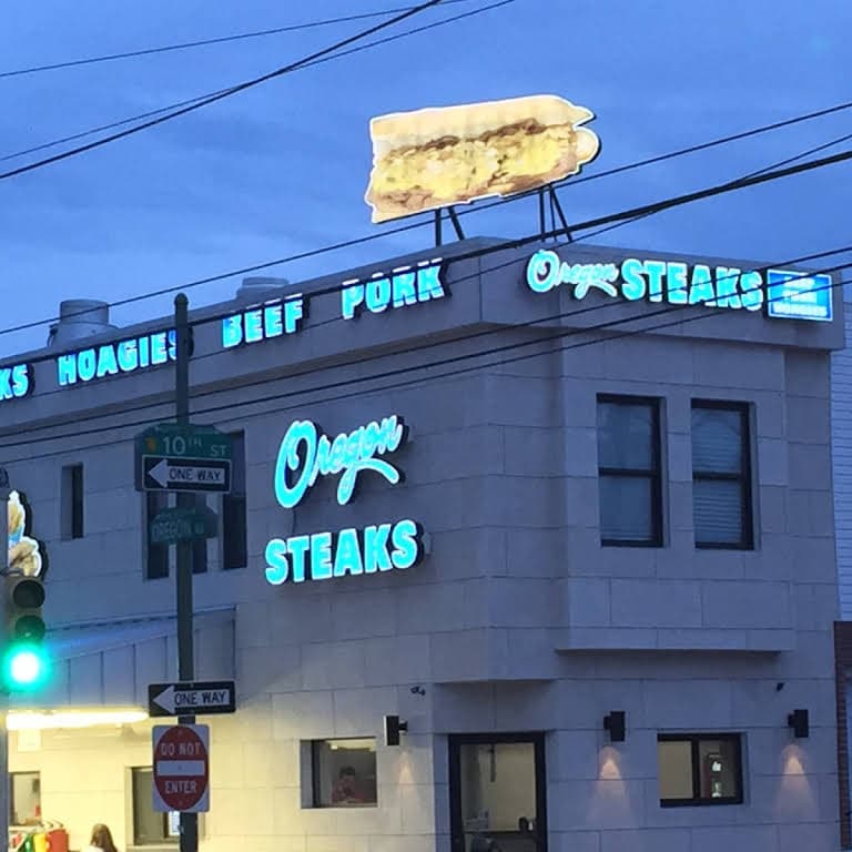 Oregon Steaks abrió su tienda en 10th y Oregon en el sur de Filadelfia a principios de 2014, lo que lo convierte en un recién llegado al juego local de cheesesteak. Abierto las 24 horas, los 7 días de la semana, el lugar tiene luces de neón que brindan el brillo clásico del sur de Filadelfia, perfecto para un bistec con queso a altas horas de la noche. Oregon Steaks ofrece pedidos en línea y comida para llevar.