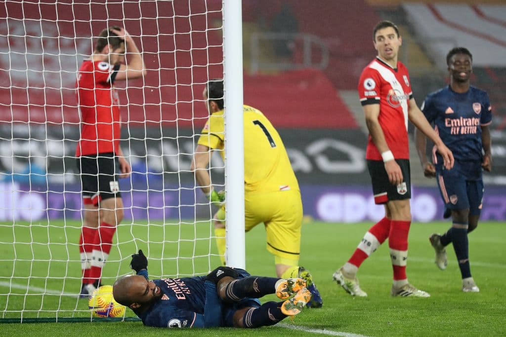 Arsenal visitó y goleó 1-3 al Southampton. Pépé (8’), Saka (39’) y Lacazette (72’) sentenciaron el cotejo. Armstrong (3’) hizo el del los locales. Arsenal llegó a 30 unidades y Southampton se quedó en 29.
