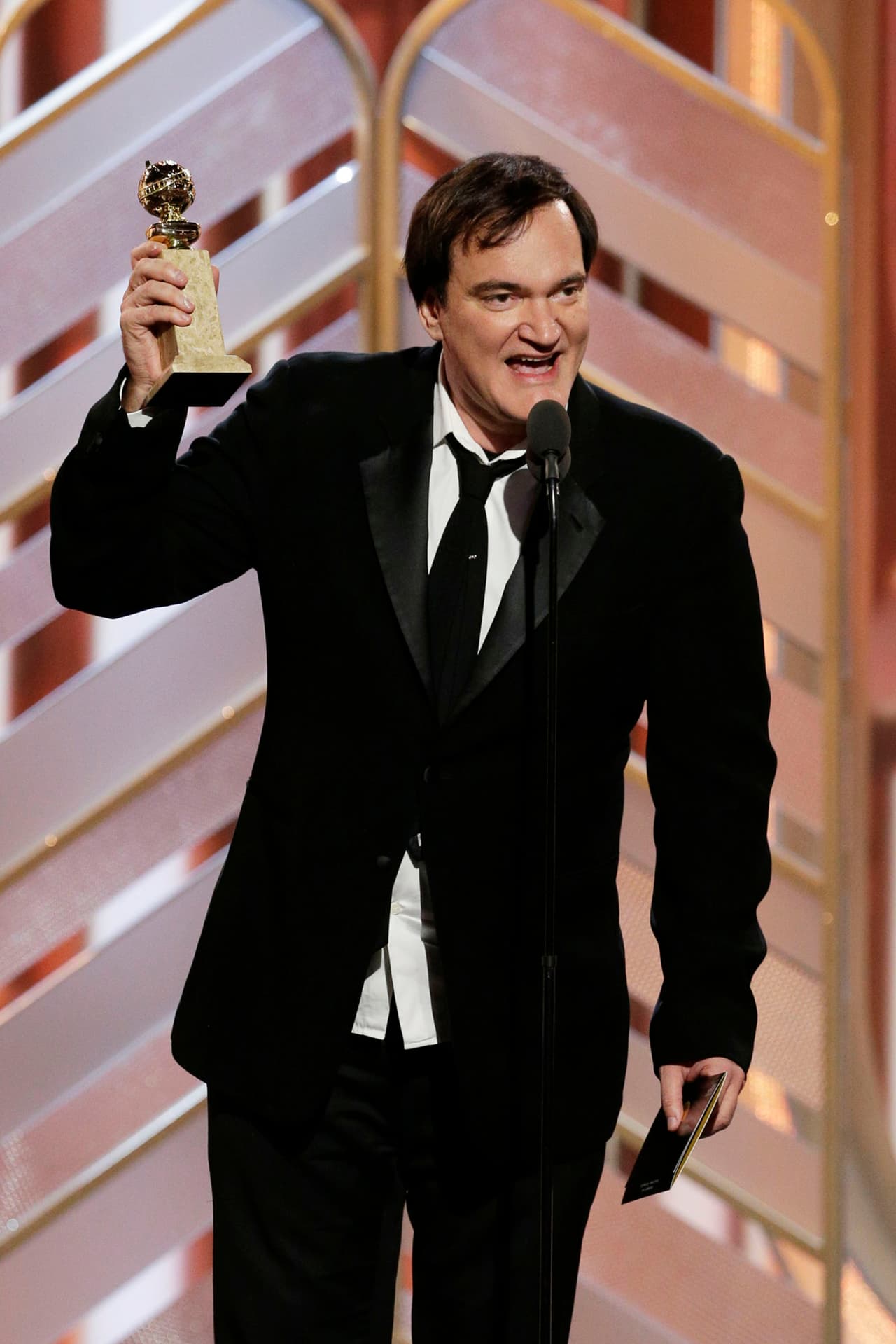 Ganó Ennio Morricone por 'The Hateful Eight' y su director Quentin Tarantino aceptó en su honor, con un bizarro discurso.