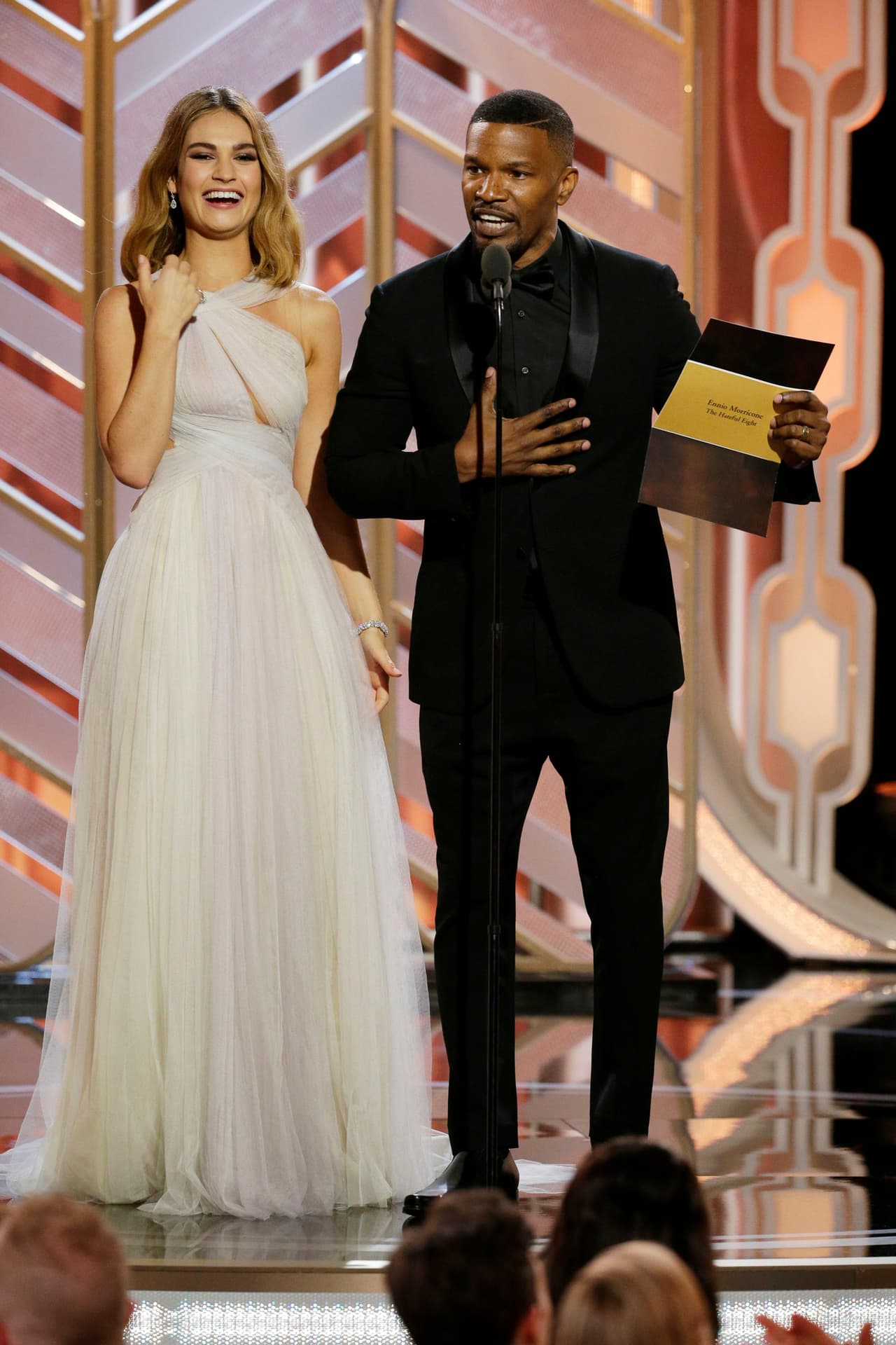 Jamie Foxx, con Lily James, bromeó con su categoría de Mejor Música Original como si se equivocara, al estilo del conductor de Miss Universe Steve Harvey.