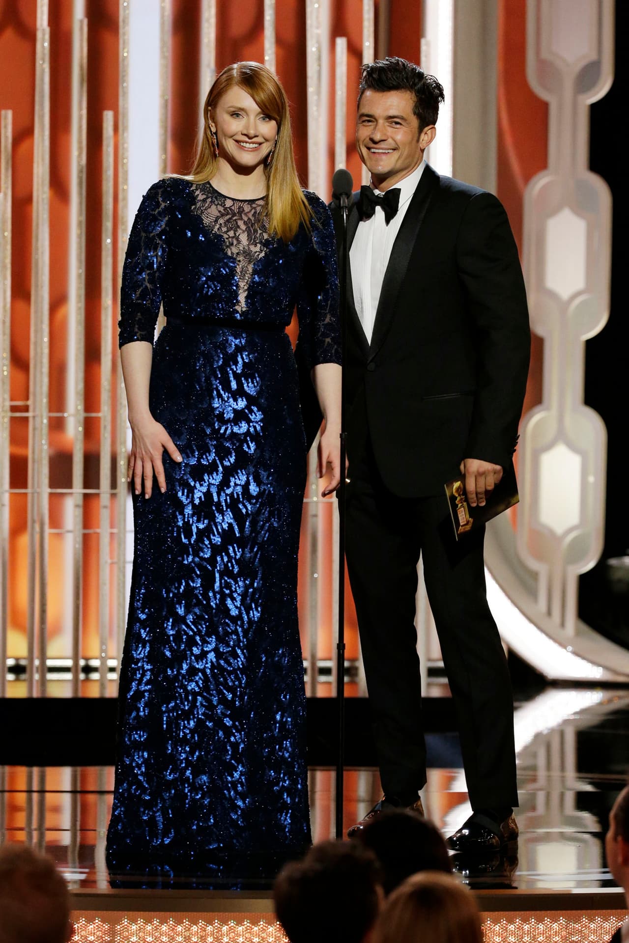 Bryce Dallas Howard y Orlando Bloom entregaron el trofeo a mejor miniserie o cinta para TV.