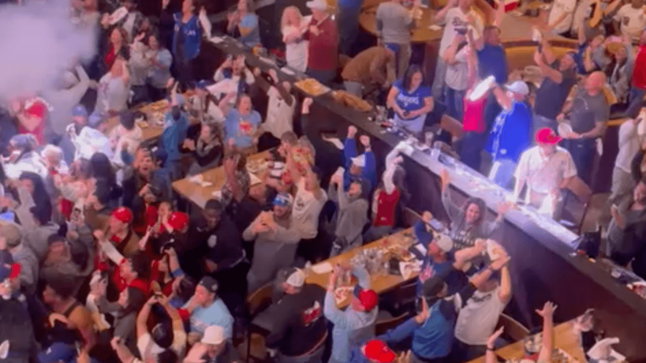 Los aficionados de los Texas Rangers nunca habían vivido una victoria de su equipo en una serie mundial, pero este 2023 un emocionante encuentro lo cambió todo para ellos.