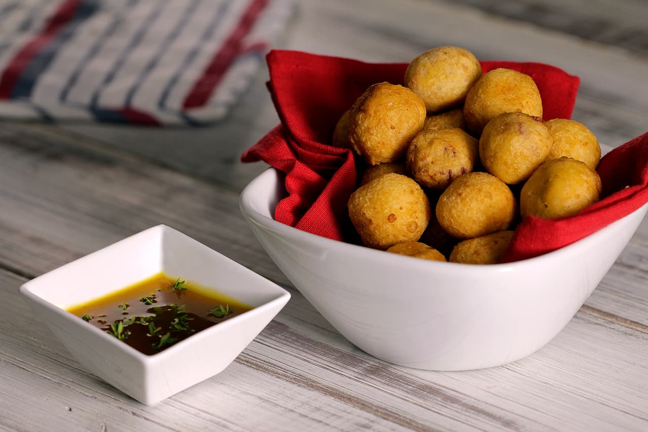 Bolitas de queso y tocineta para un Super Bowl en mood fingerfood.