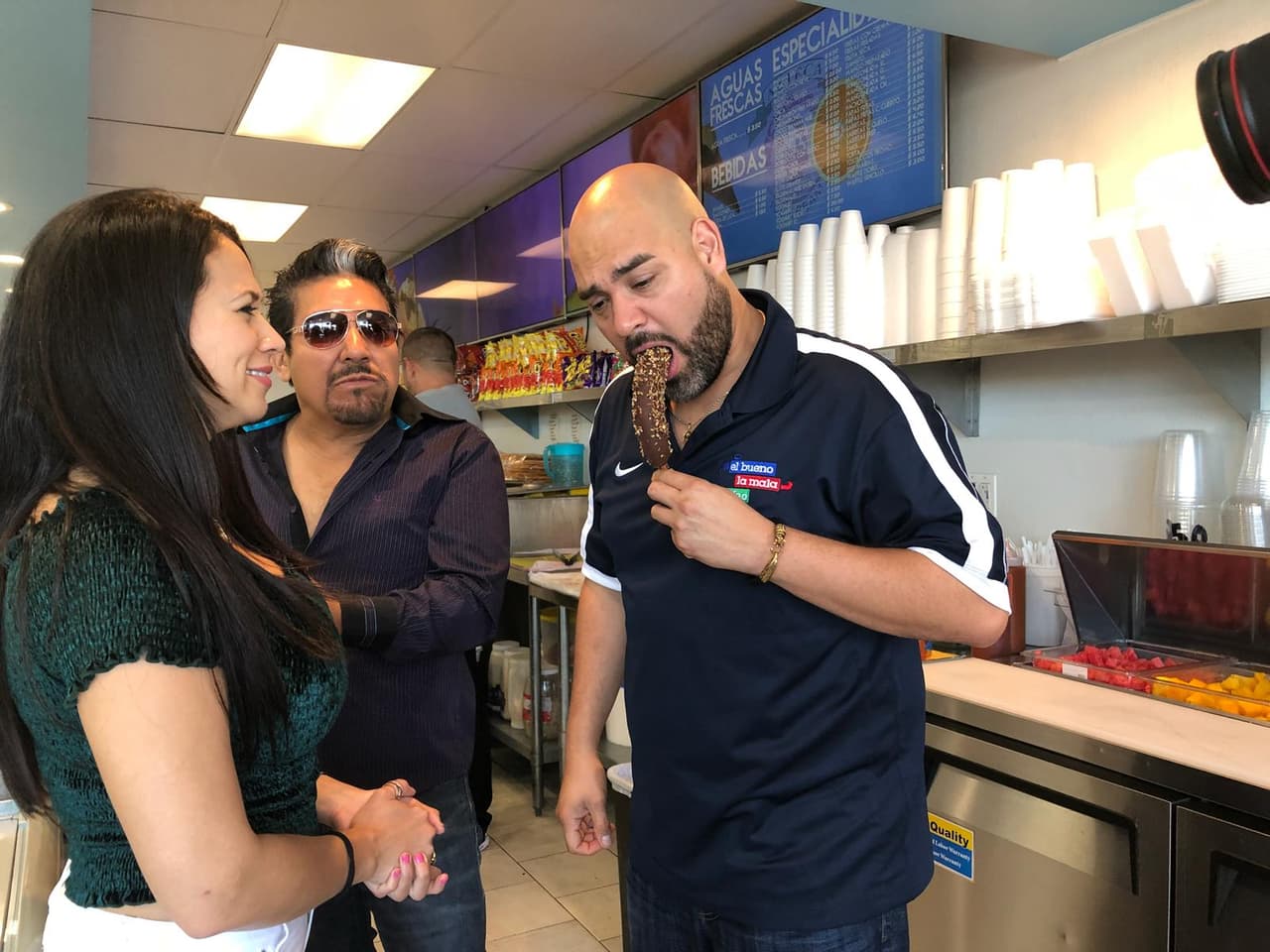 Hasta que no se resistió más y se lo llevó a la boca.