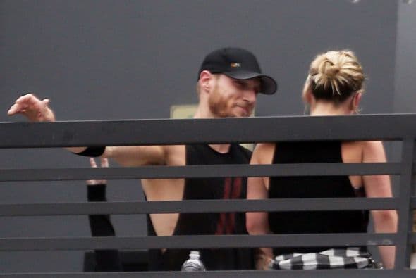 OMG! El galán se veía de lo más interesado en la cantante,