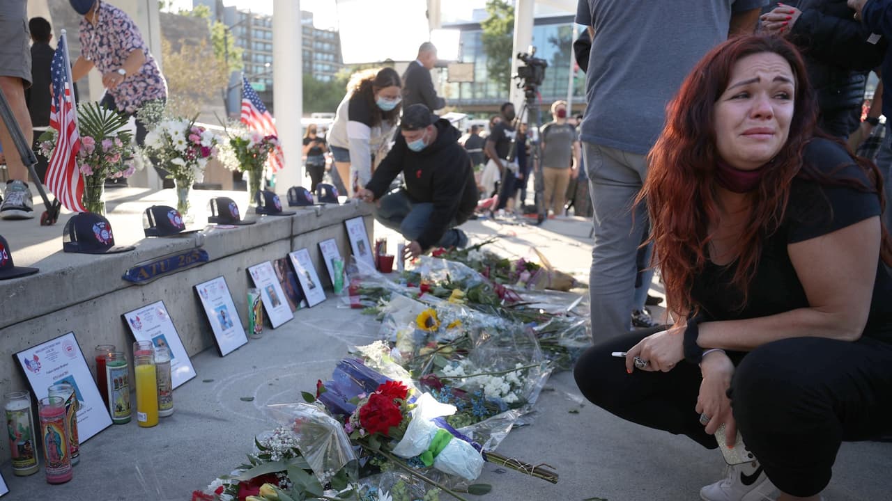 <b>Masacre en el VTA</b>
<br>
<br>La oficina del Alguacil del condado de Santa Clara hizo públicas imágenes de la cámara corporal de uno de los primeros oficiales en llegar al edificio de la
<a href="https://www.univision.com/local/san-francisco-kdtv/tiroteo-estacion-vta-san-jose">Autoridad del Transporte del Valle de Santa Clara (VTA, por sus siglas en inglés),</a> donde estaba el pistolero que el 26 de mayo mató a 9 personas.