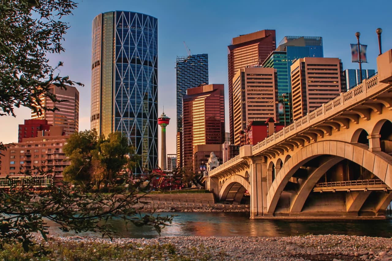 <b>Puesto 47. Calgary. </b>“La capital energética de Canadá construye su propio futuro a pesar de los golpes que ha sufrido su industria petrolera”. Tiene la población más joven del país, ocupa el puesto número 23 a nivel mundial en PIB per cápita (el más alto de Canadá), y tiene un alto puesto en la categoría ‘logros educativos’. La pandemia ha llevado a esta urbe a una dificultad económica sin precedentes por la caída de los precios del crudo, lo que se sumó a la tasa de desempleo más alta de Canadá (15%).
