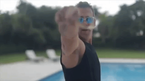 Carlos Ponce también hizo su propia versión del tema al que llamó "Diez pesitos". La parodia cuando su odisea por querer invitar a salir a su novia sin tener un peso en los bolsillos. "Yo no tengo queso solo tengo el aderezo, cómetelo lento aunque estés con hambre", dice parte de la letra.