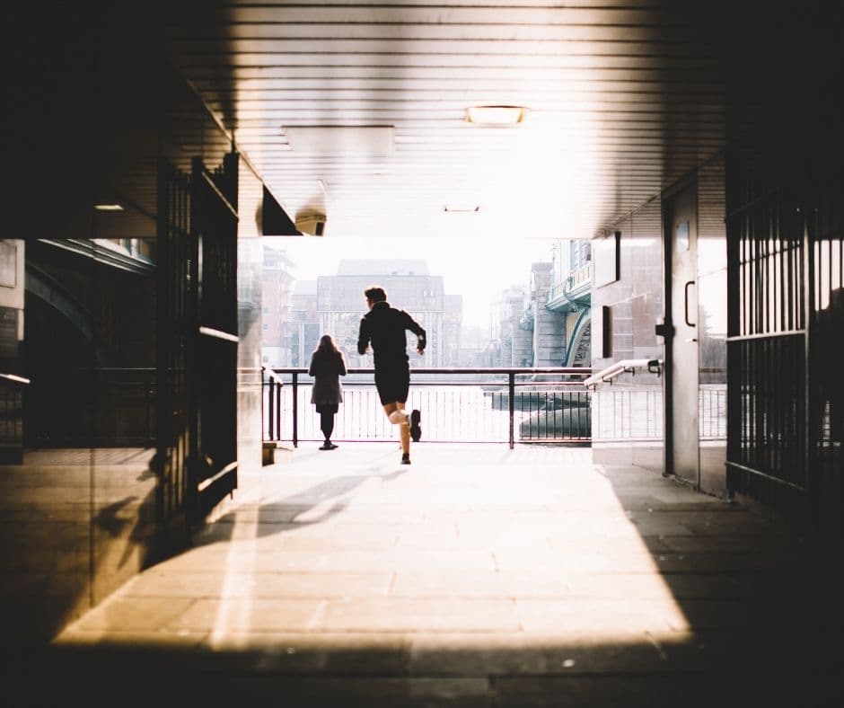 <b>Correr</b>. Identifica una ruta de escape, tira cualquier pertenencia que pueda retrasarte y si es posible ayuda a otros a escapar. Llama al 911 en cuanto te sea posible.
<br>