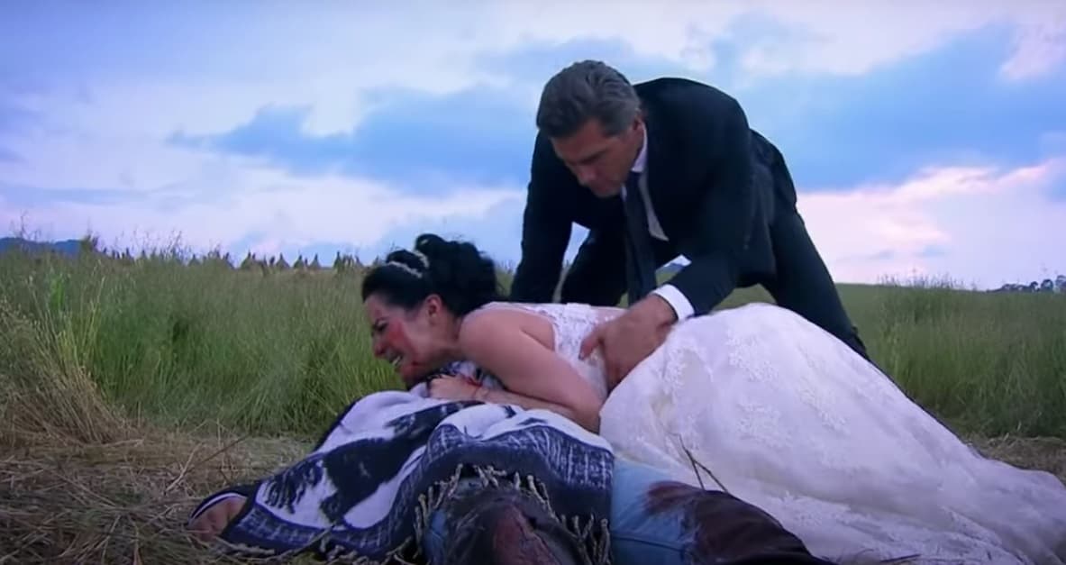 Tras una extenuante búsqueda, con el vestido de novia puesto, finalmente encontró el cadáver de Manuel tirado en los sembradíos.