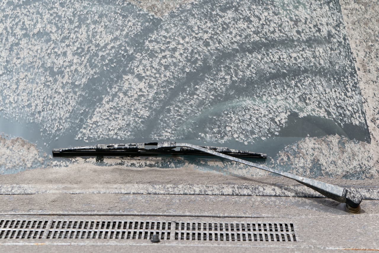 <b>Limpieza a fondo</b>
<br>Los limpiaprabrisas deben limpiarse por separado y verificar que no queden partículas de ceniza, de lo contrario podrían provocar rayones en el vidrio.