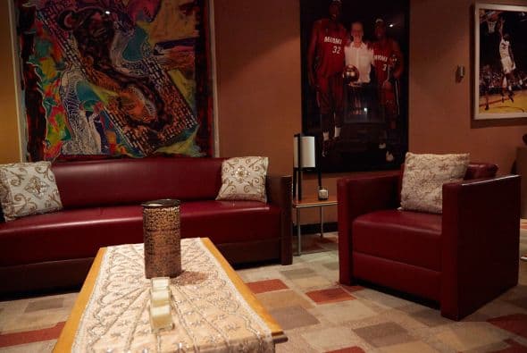 Su camerino está adornado con fotos de basquetbolistas, ¿será fan?