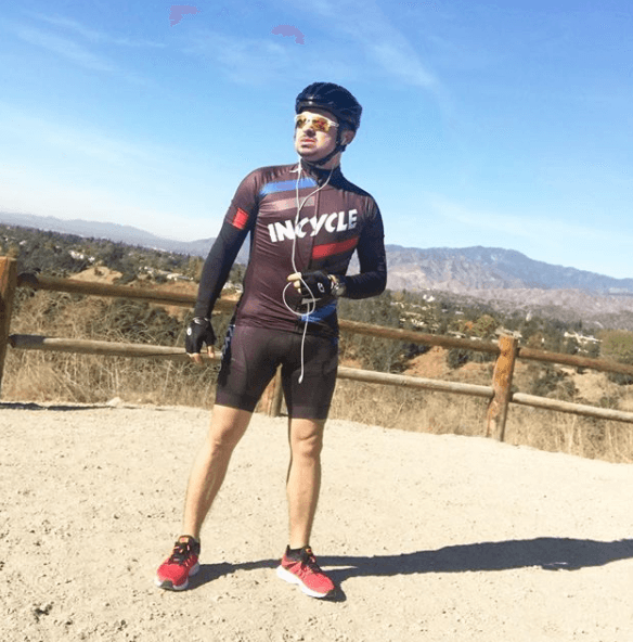 Aunque a finales de diciembre de 2017 el cantante sufrió un accidente mientras practicaba ciclismo de montaña a las afueras de Los Ángeles, California, donde reside con su familia.