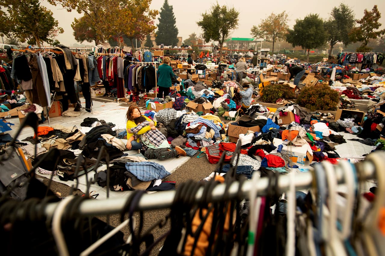 En el refugio improvisado de Chico se han organizado los productos que han sido donados. En la mañana del 8 de noviembre el fuego comenzó a afectar las estructuras y la brisa que avivaba las llamas no permitía que los helicópteros de bomberos atacaran el fuego.