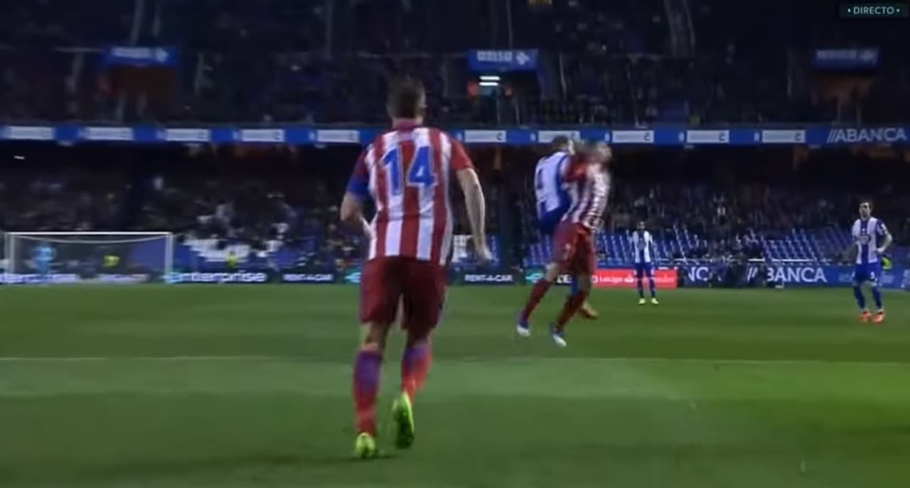 El mediocampista del Dépor entró con el codo y la frente, golpeando justo la parte trasera de la cabeza de Torres.