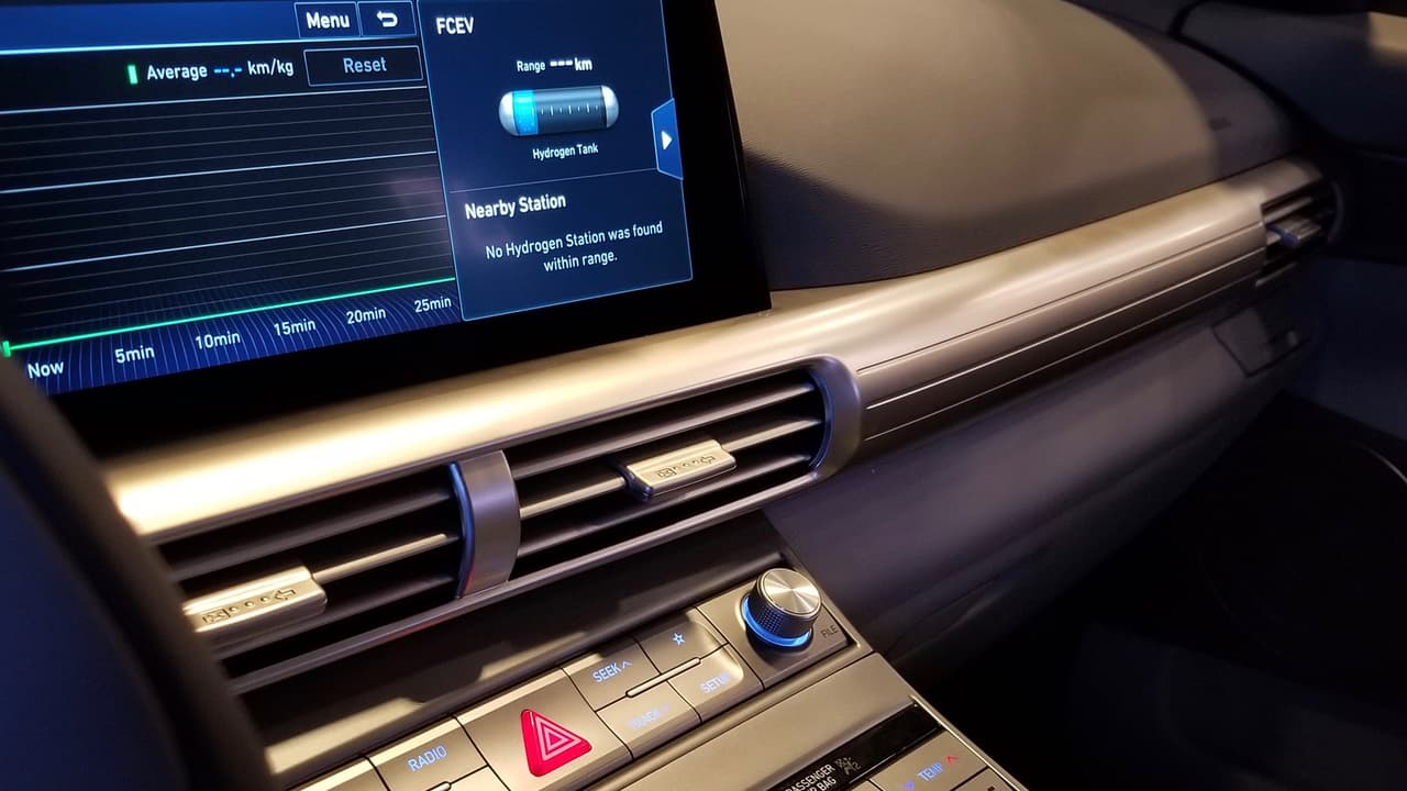 Hyundai logró
<b> incrementar la densidad de energía de la pila</b> del Nexo incrementó en un 50% en relación al Tucson Fuel Cell, mientras que la eficiencia en el consumo de la energía mejoró en un 5.1% gracias a, entre otros factores, a que el motor eléctrico cuenta con menos partes móviles y a que los tanques son 36 libras más livianos.