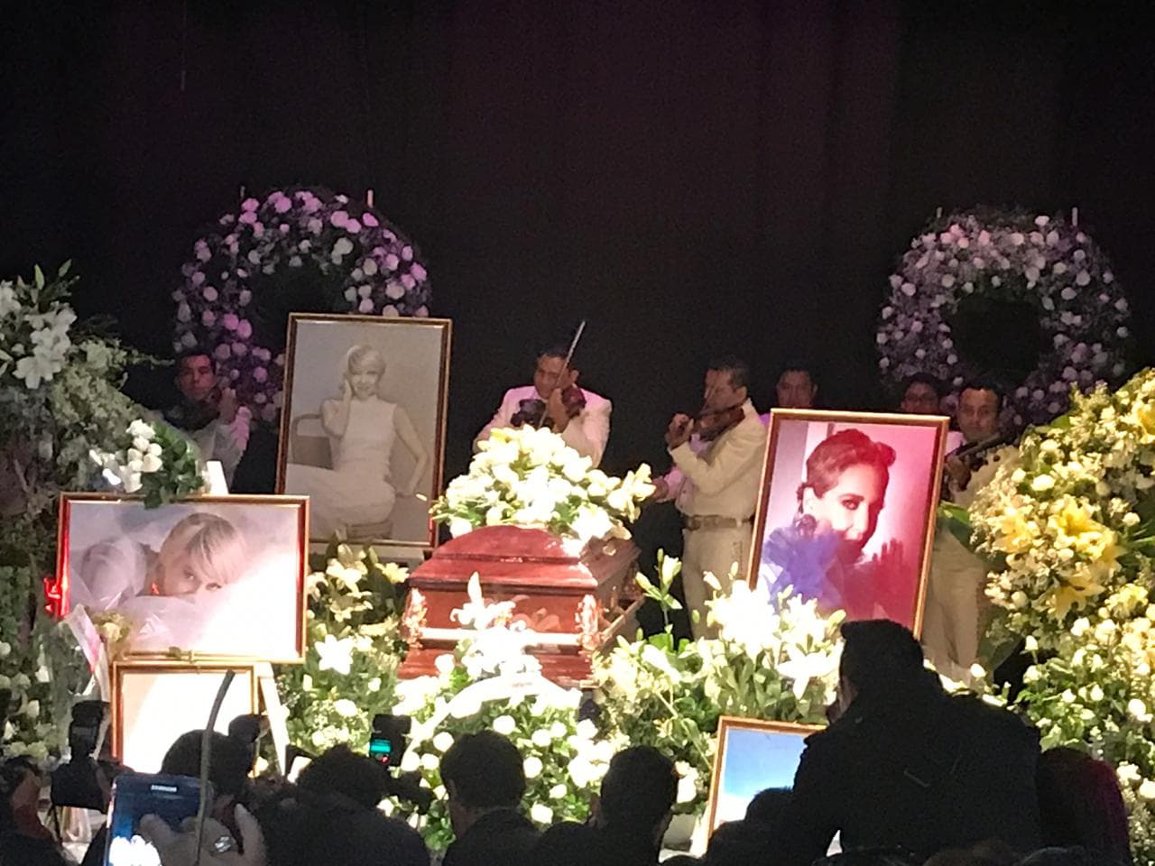 Vestidos de blanco como Edith lo pidió, el mariachi cantó el tema 'Cielo rojo', mientras Víctor tomaba de las manos a su madre.