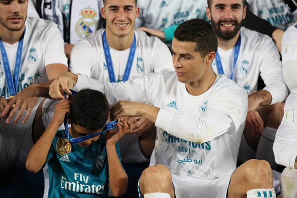Cristiano coloca entonces su medalla de campeón en el cuello de su hijo. ¿Será que estamos viendo a una futura estrella del fútbol mundial?