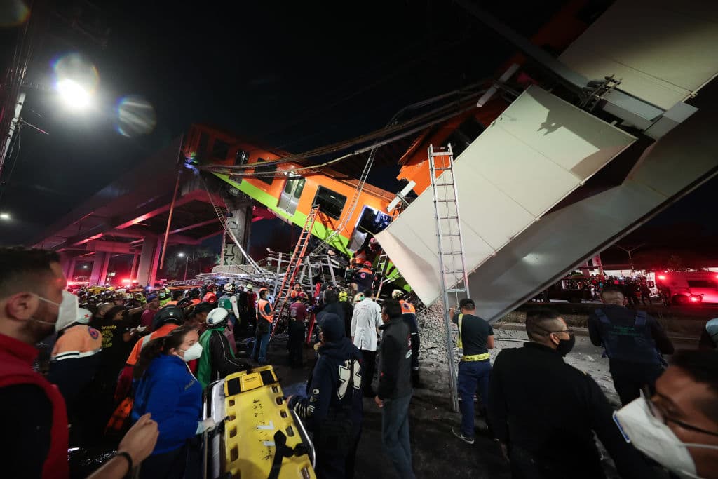 Como resultado, dos vagones del metro se desplomaron junto al puente, causando muertes y graves heridas entre los pasajeros.