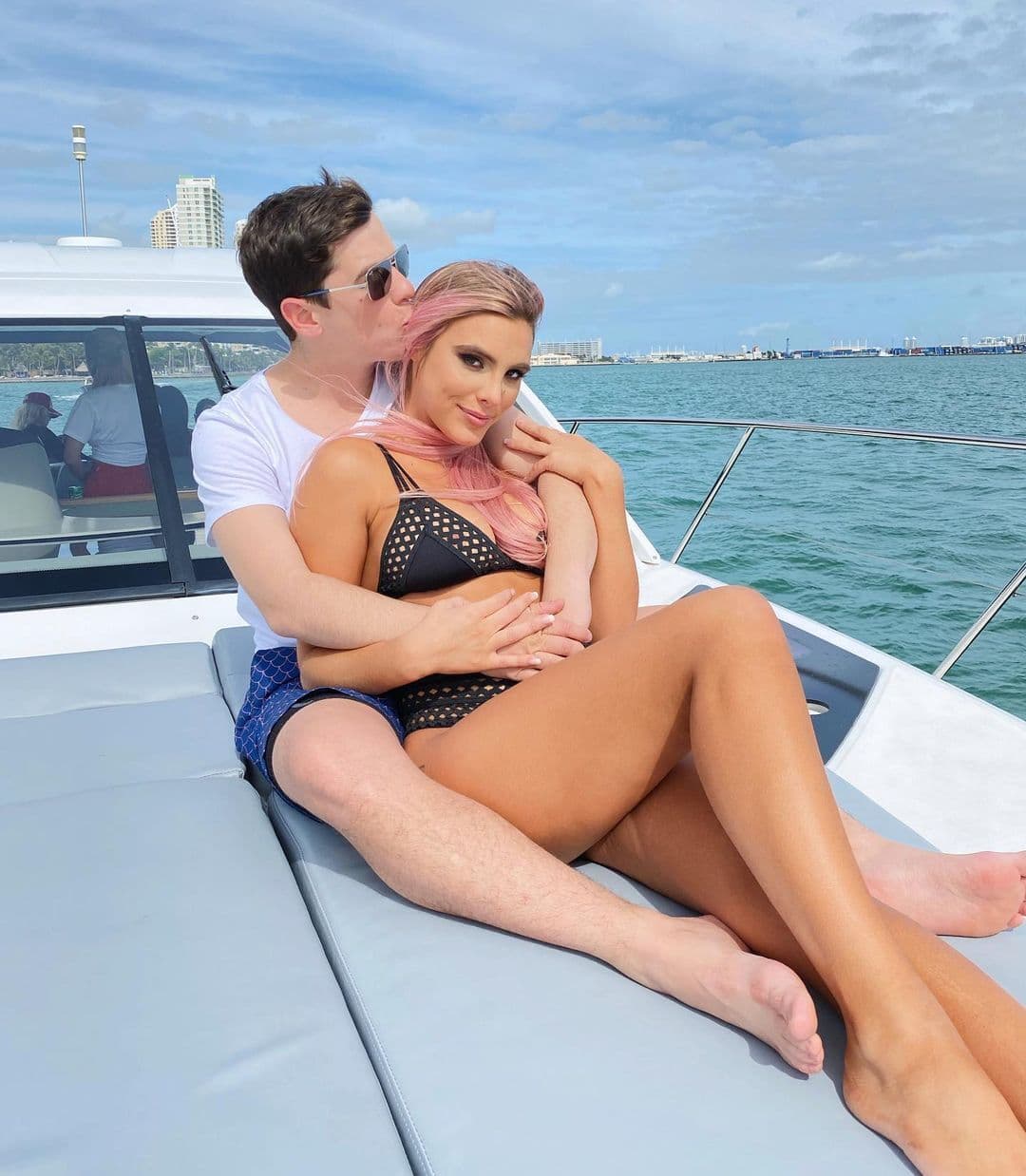 Por fin, en diciembre de 2020, después de varias especulaciones, Lele y Guaynaa confirmaron que mantenían una relación.
<br>
<br>