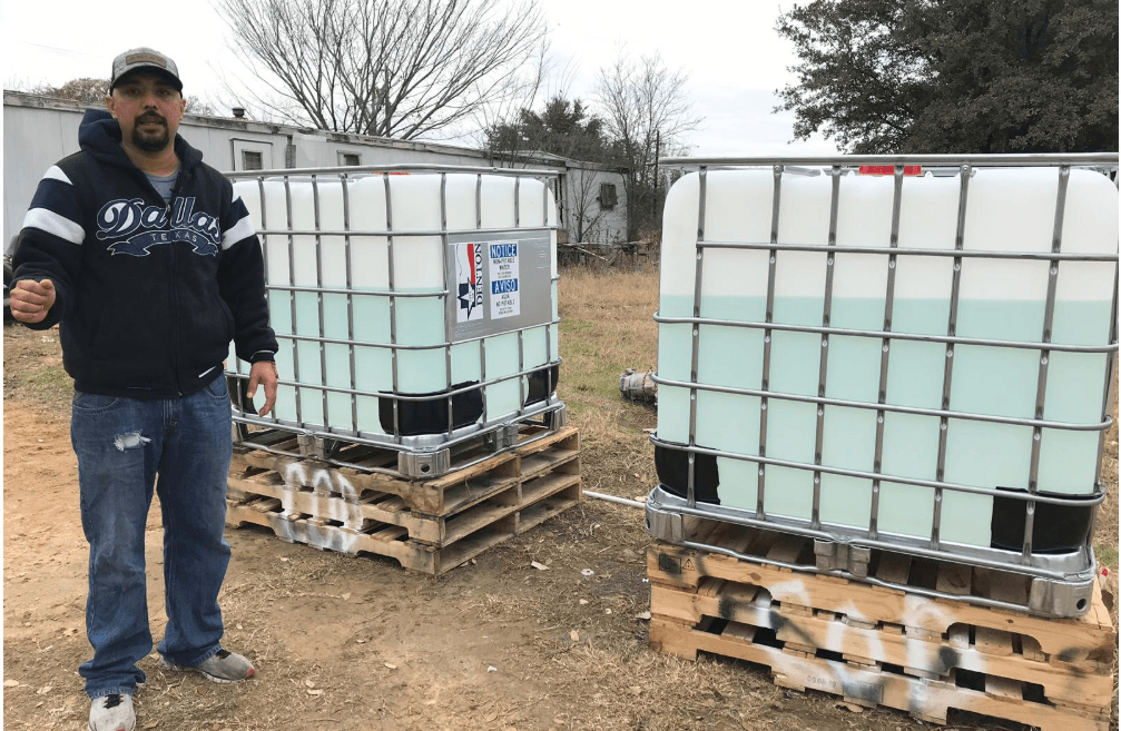 Residentes de un complejo de casas móviles en Denton logran llevar el agua de los tanques hacia el interior de sus casas
