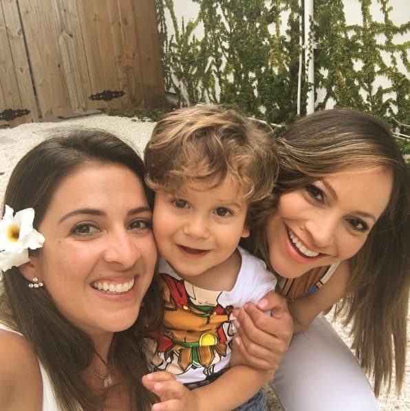 La tía Maity se derrite con las sonrisas y travesuras del pequeño Bruce.