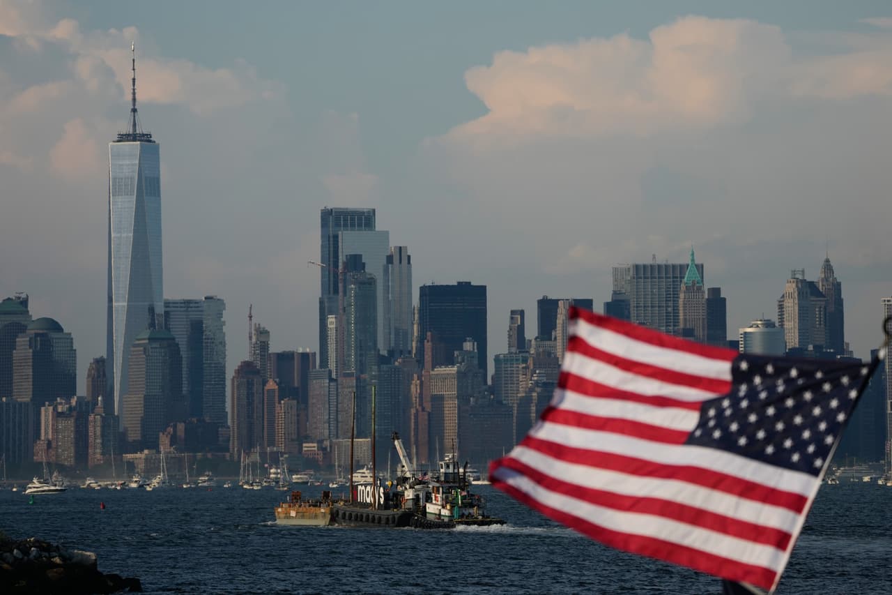 Una barcaza que transporta fuegos artificiales se dirige hacia la ciudad de Nueva York, vista desde Bayonne, Nueva Jersey, el sábado 4 de julio de 2026.