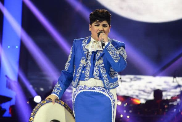 Steph cantó el clásico "Deja que salga la luna".