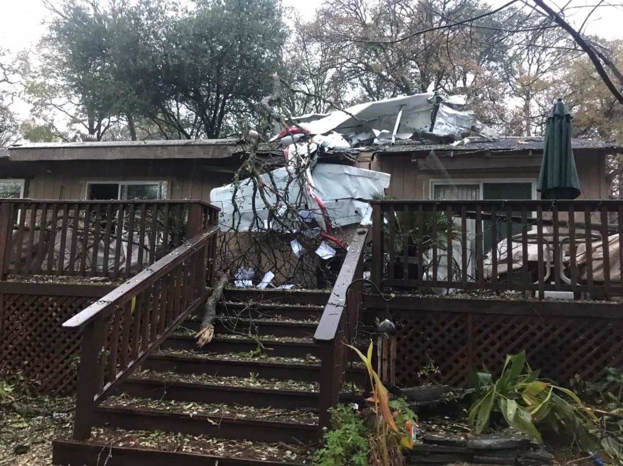 Avioneta cae encima de una casa en Auburn