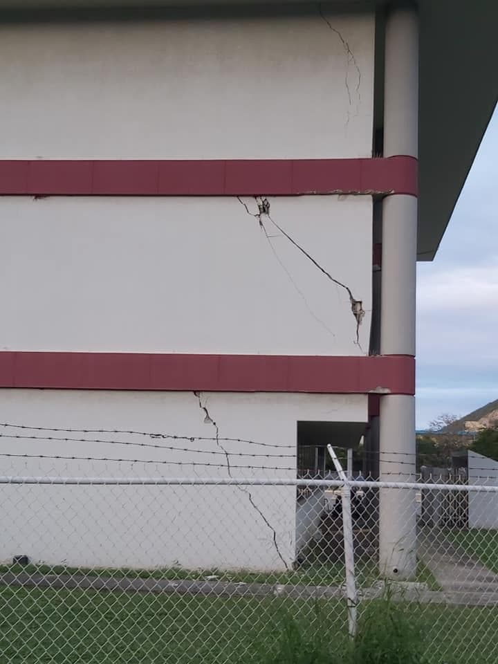 Las paredes del Centro Gubernamental de Guánica se agrietaron por el sismo.