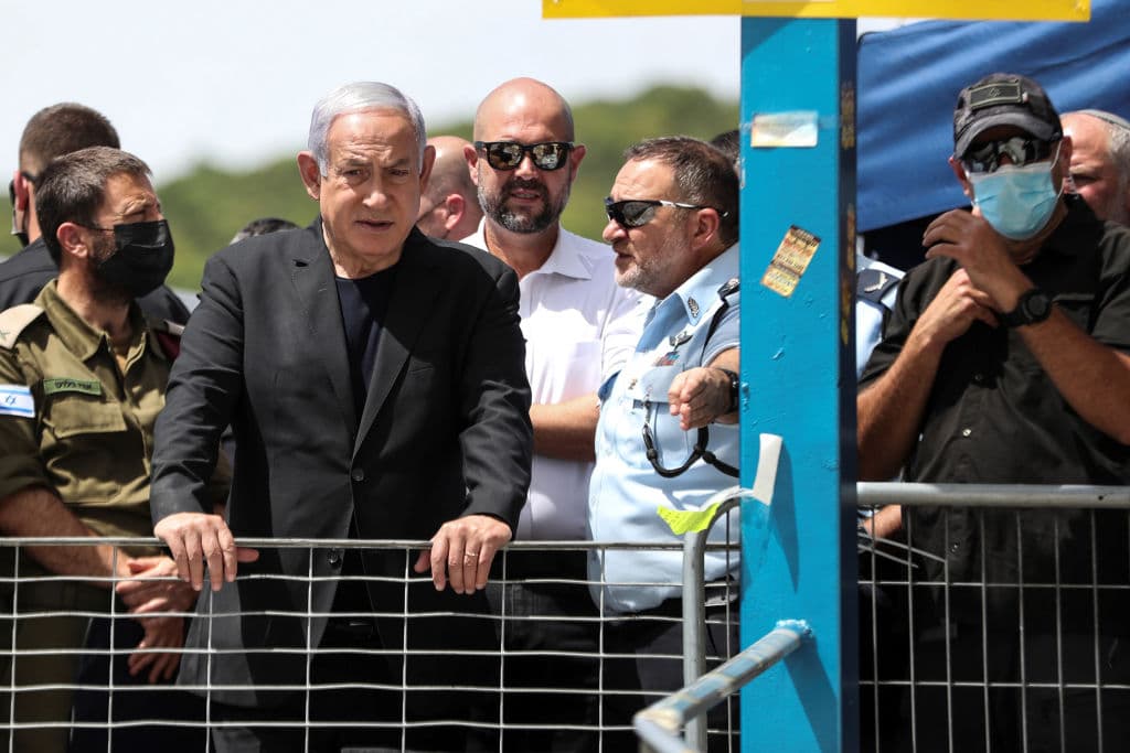 El primer ministro israelí, Benjamín Netanyahu, quien visitó el lugar horas después, calificó el incidente como "un terrible desastre", mientras que el Ejército israelí se desplazó para ayudar en la evacuación de heridos y proporcionar "tratamiento médico" sobre el terreno. "Una de las catástrofes más graves" de la historia del país, dijo Netanyahu.
<br>