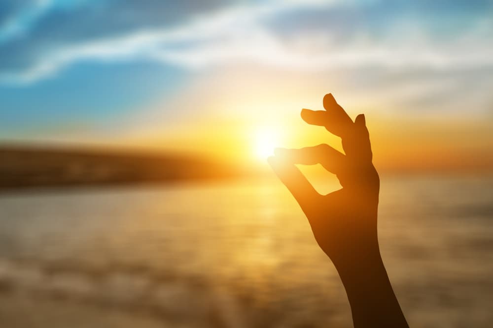 La energía que recibimos del Sol este día es sumamente importante porque podemos aprovecharla en cualquier ámbito de nuestras vidas, para atraer no sólo buena suerte, dinero y prosperidad, sino muchos beneficios a nivel espiritual.
<br>