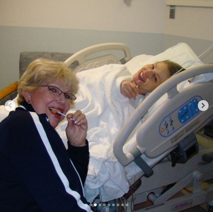 <b>"Alegras mi día en este momento"</b>, le dijo, "gracias por ser la felicidad y la frescura en nuestro hogar". En la foto, la cantante aparece el día del nacimiento de su hijo, junto a 
<b><a href="https://www.univision.com/famosos/thalia-recuerda-a-su-madre-el-dia-de-su-muerte-con-una-sonrisa-y-laura-pide-orar-por-el-descanso-de-su-alma-fotos" target="_blank">su fallecida madre, Yolanda Miranda Mange</a></b>, única hija de doña Eva Mange.
<br>