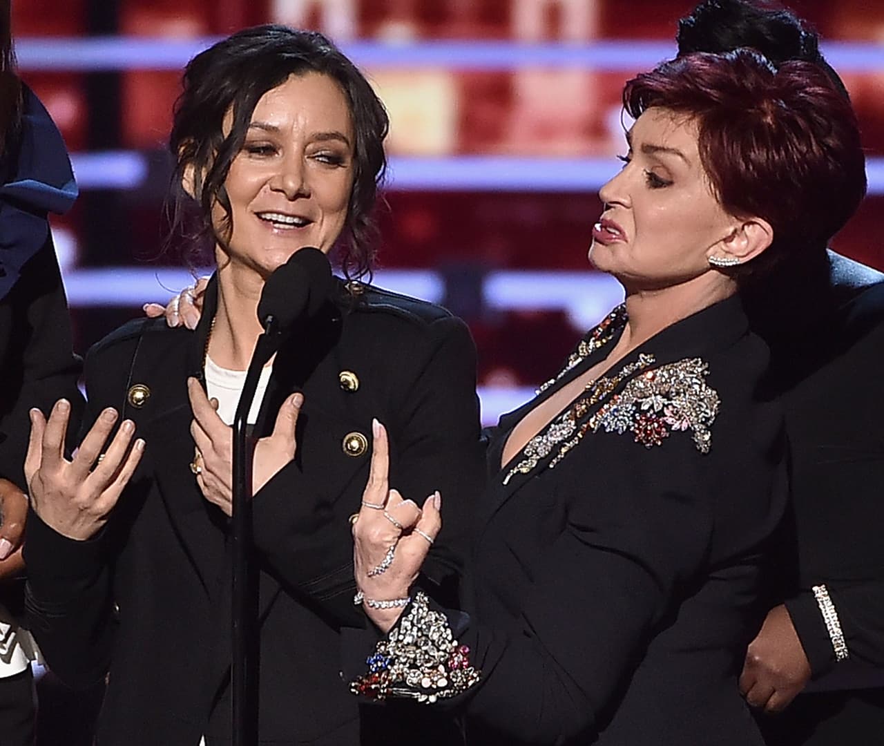 Sharon Osbourne mandó llamar a seguridad y sacaron al tipo. ¡Mira qué enojada!