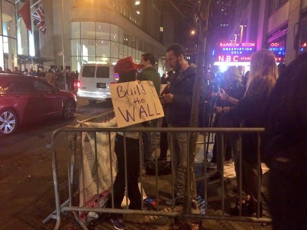 Una partidaria de Trump porta un cartel que dice. "Construye el muro"