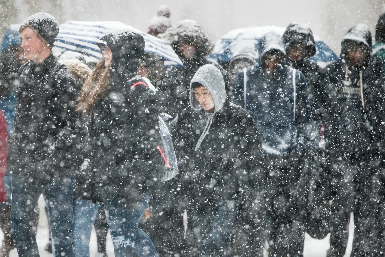 La gente tuvo que caminar bajo la fuerte nevada que cayó sobre Philadelphia, Pennsylvania. Las autoridades esperan que el clima invernal continúe y emitieron un aviso de tormenta en la capital del país.