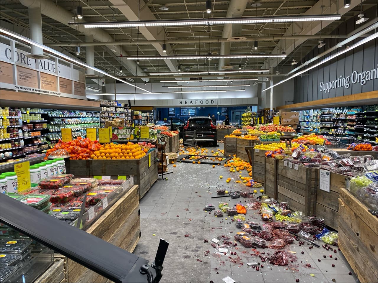 El automóvil dañó la sección de productos agrícolas y terminó frente a la sección de mariscos.