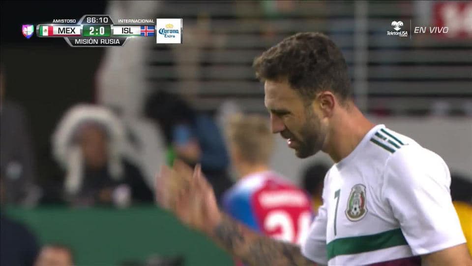 Tiro desviado de Miguel Layún