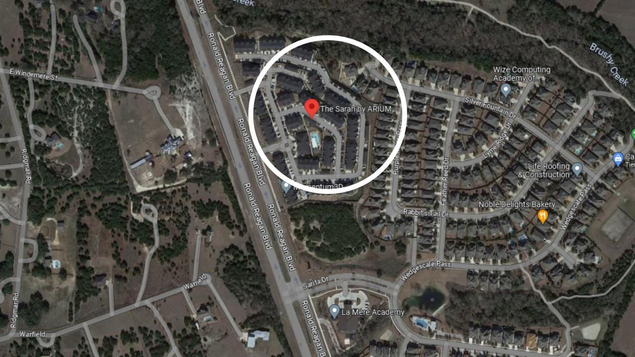 La direcció física que proveyó la policía de Leander apunta a esto apartamentos titulados The Sarah by ARIUM.