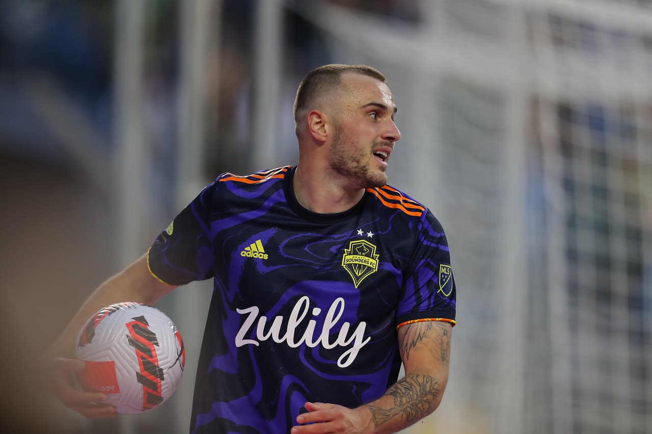 Pero la respuesta de Seattle no tardó en llegar, ya que 4 minutos después del empate, Cristian Roldán mandó una diagonal hacia atrás para que Jordan Morris prendiera el balón de primera y así fusilar a Johnson para el 2-1.