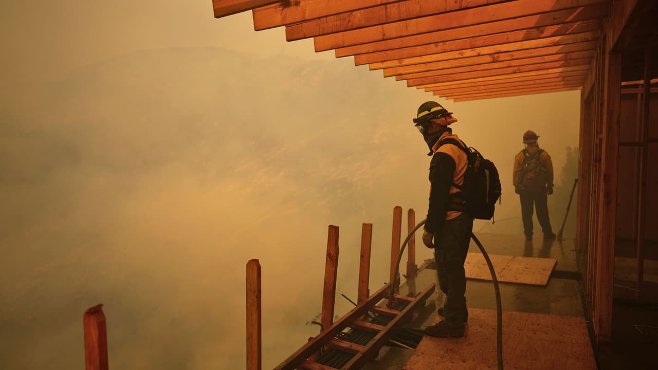 <h3 class="cms-H3-H3">Un esfuerzo compartido </h3>
<br>Esta colaboración entre estados subraya 
<b>la importancia de la solidaridad y la cooperación en momentos de desastres naturales</b>. Mientras las llamas continúan ardiendo, 
<b>la esperanza se mantiene viva gracias a los valientes hombres y mujeres que arriesgan sus vidas para salvar las de otros</b>. “Este es un recordatorio de que somos una nación unida”, destacó el gobernador Abbott. 
<b>“Juntos superaremos esta adversidad”.</b>