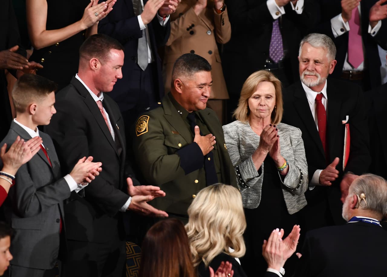 El momento que el presidente presentó a Raúl Ortiz, jefe adjunto de la Patrulla Fronteriza y veterano, de origen hispano.