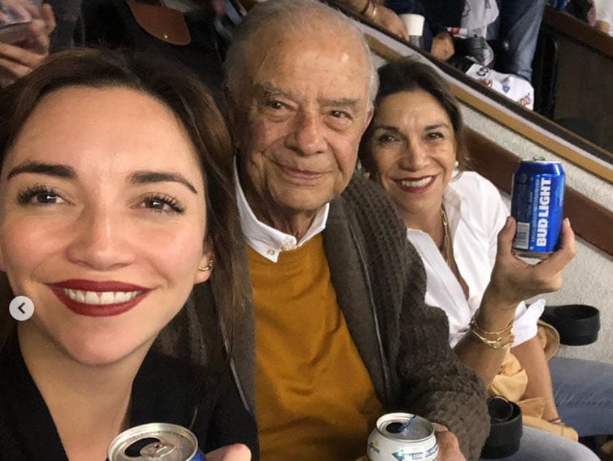 En su mensaje, la actriz agradeció las "muestras de amor, atención y cariño" que tanto ella como su abuelo han recibido. 
<br>