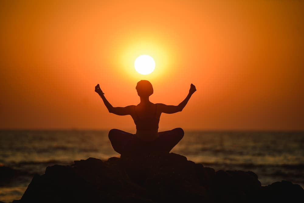 Aunque suena fácil, a veces en la mente tenemos tanto ruido que no sabemos por dónde empezar, si te sucede esto, antes de empezar a decretar, puedes practicar meditación esta disciplina te ayudará a aclarar y poner en paz la mente y tener claridad mental. 
<br>