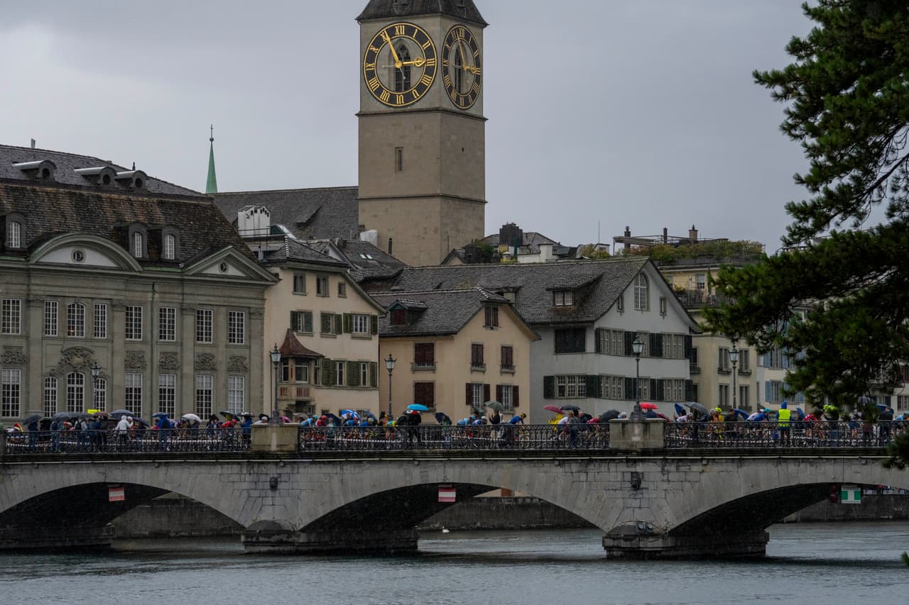 Ya dentro de las primeras diez posiciones globales, 
<b>Zurich</b> ocupa el décimo lugar con 89.9 puntos generales. La ciudad obtuvo 73.8 puntos en ciencias económicas, 74.5 en capital humano, 87.7 en calidad de vida, 79.1 en medio ambiente y 91.4 en gobernanza.